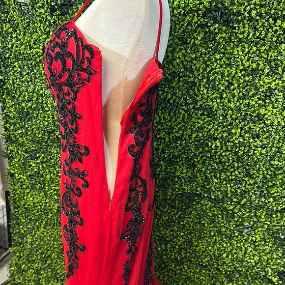 Elegant Red and Black Evening Gown Size 15 16 - Picture 17 of 17